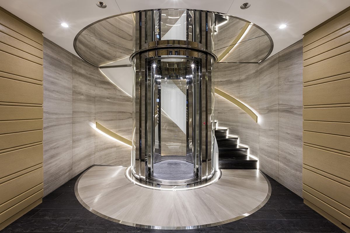 Ascenseur circulaire intégré à un intérieur contemporain